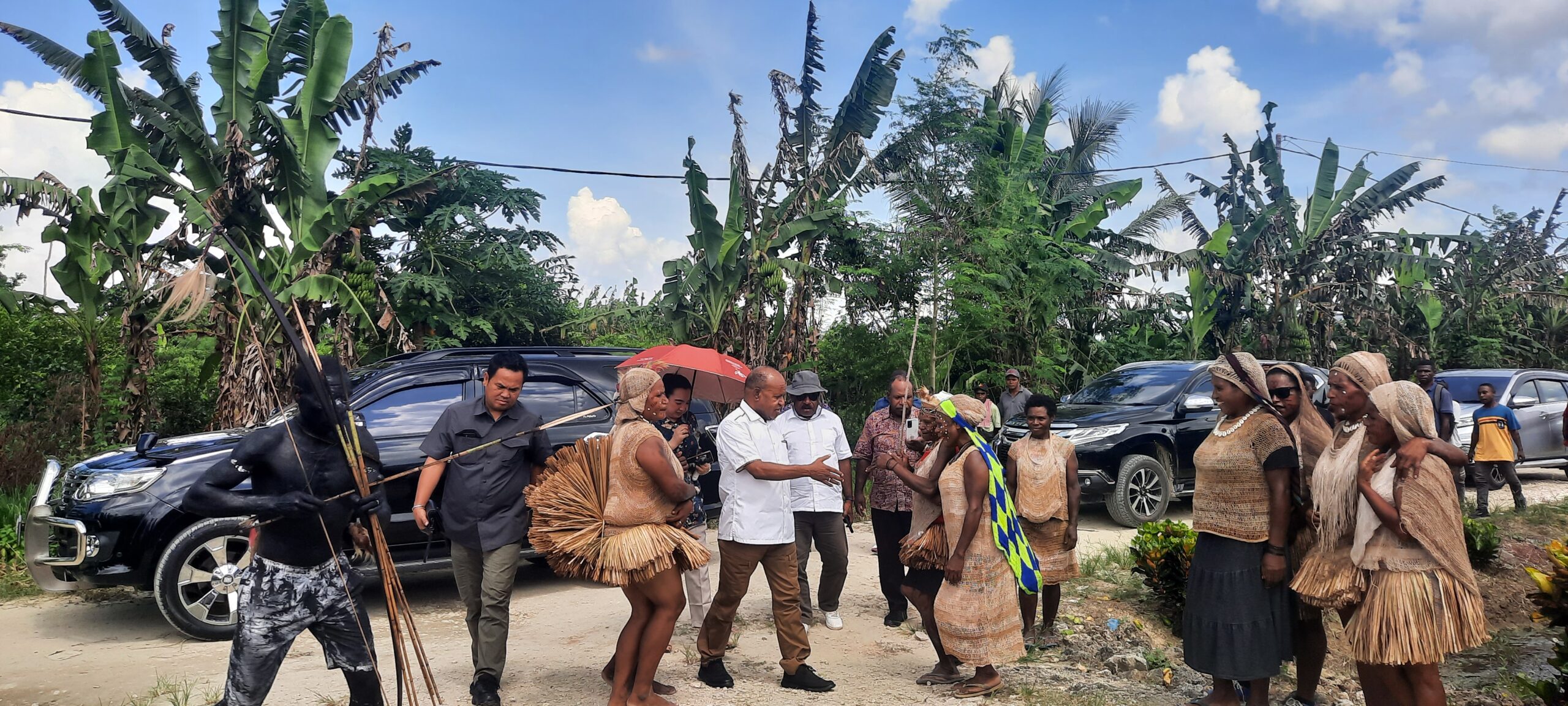 Asisten 1 Setda Provinsi Papua , Doren Wakerkwa, SH.MH saat disambunt oleh masyarakat di Kampung Asyaman, Dusun Yawarub, Distrik Arso, Kab Keerom.