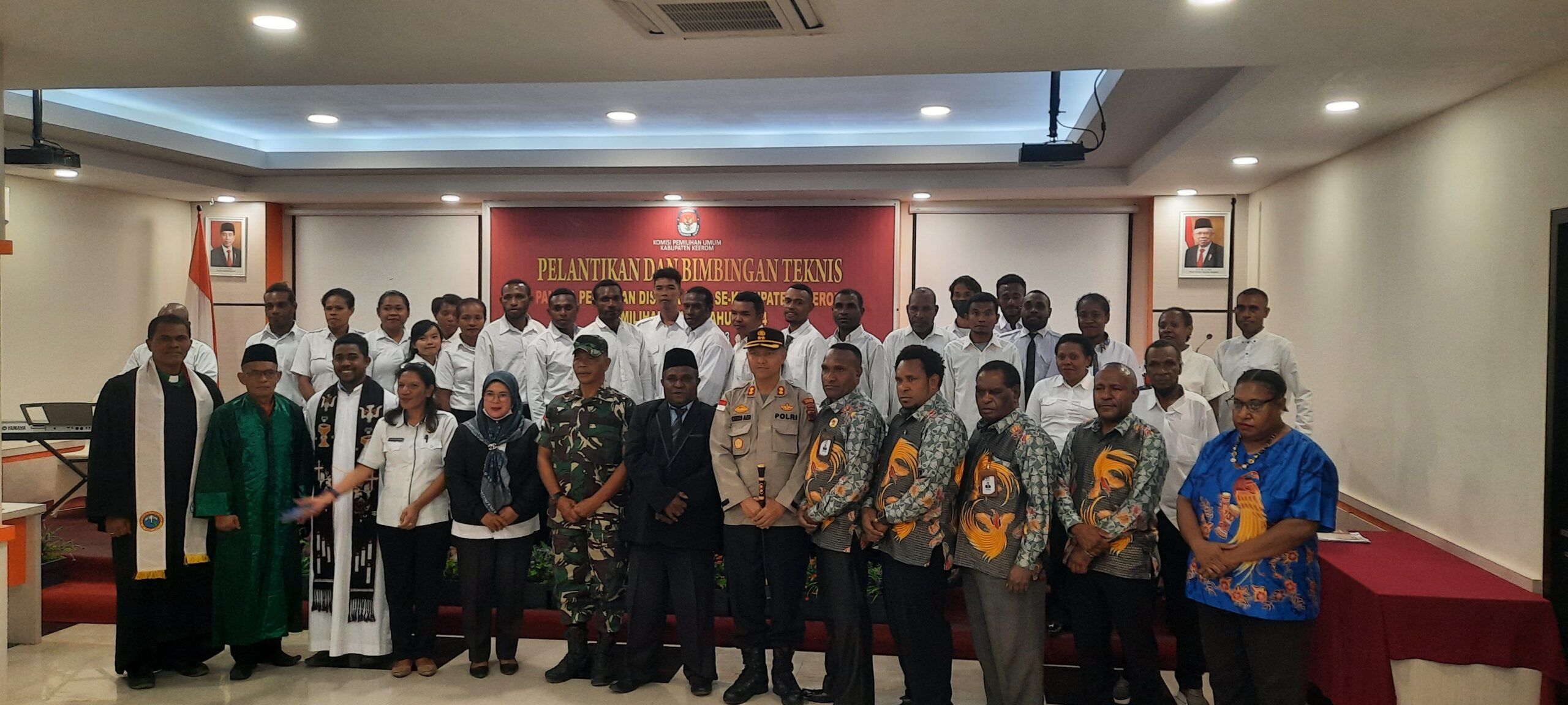 Kapolres Keerom saat melakukan foto bersama dengan PPD dan Komisioner KPU Keerom pada Palantikan Panitia Pemilihan Distrik (PPD) se- Kab Keerom di Grande Hotel Arso II.