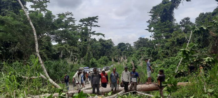 Masyarakat Kampung Banda palang jalan Trans Papua