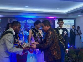 Wakil Bupati Keerom Drs. Wahfir Kosasih saat menyerahkan hadia kepada pemenang juara pertama para pemilihan Putra- Putri Pariwisata Kab Keerom Tahun 2023 di Grande Hotel Arso II.