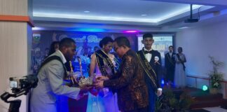 Wakil Bupati Keerom Drs. Wahfir Kosasih saat menyerahkan hadia kepada pemenang juara pertama para pemilihan Putra- Putri Pariwisata Kab Keerom Tahun 2023 di Grande Hotel Arso II.