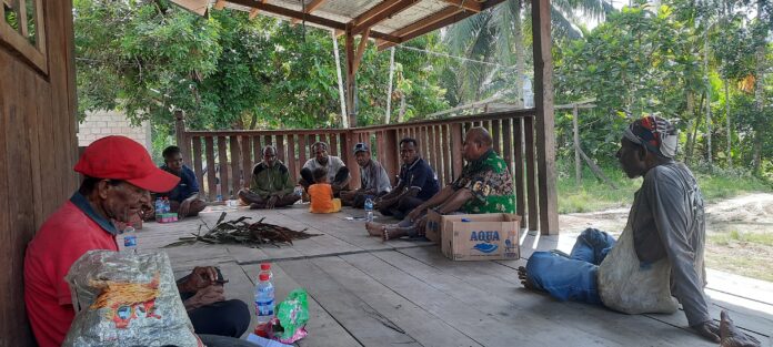 Kepala Suku Besar Wii- Kaya , Skanto, Keerom saat melakukan pertemuan dengan masyarakat di Kampung Skanto, Distrik Skanto, Kab Keerom