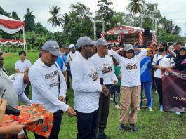 Bupati Keerom Piter Gusbager saat melepas Jalan Sehat di Lapangan Sepak Bola Arso II, Kampung Yuwanain, Rabu (27/12).