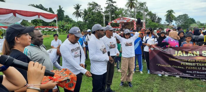 Bupati Keerom Piter Gusbager saat melepas Jalan Sehat di Lapangan Sepak Bola Arso II, Kampung Yuwanain, Rabu (27/12).